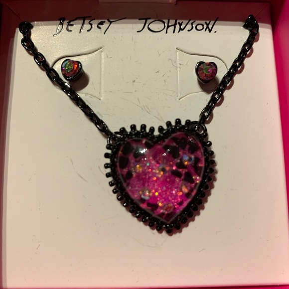 New Betsey Johnson Heart Pendant & Earrings Set - Picture 10 of 15